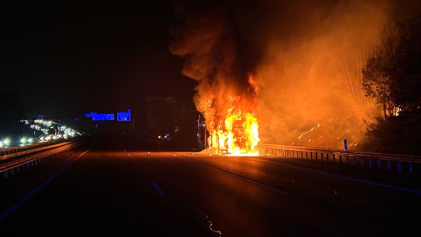 Gegen 6.30 Uhr meldeten Verkehrsteilnehmer den brennenden Transporter. Foto: -/Polizeipräsidium Westpfalz/dpa