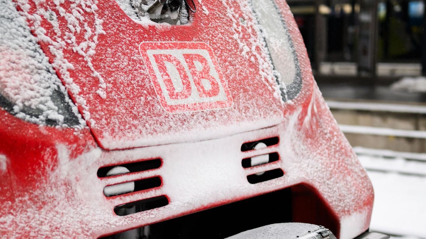 Mit Putzfahrten versucht die Bahn, das Eis von den Oberleitungen zu entfernen. (Symbolbild) Foto: Julian Stratenschulte/dpa