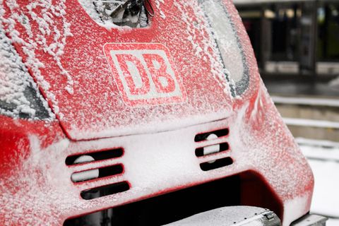 Mit Putzfahrten versucht die Bahn, das Eis von den Oberleitungen zu entfernen. (Symbolbild) Foto: Julian Stratenschulte/dpa