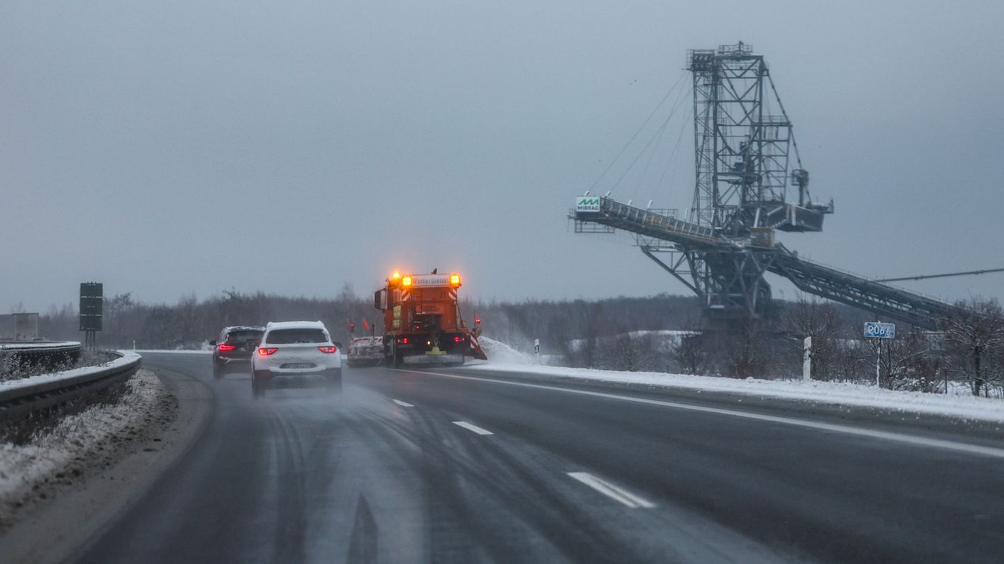 Mehr als 120 Unfälle nach Schnee und Glätte in Sachsen. Foto: Jan Woitas/dpa