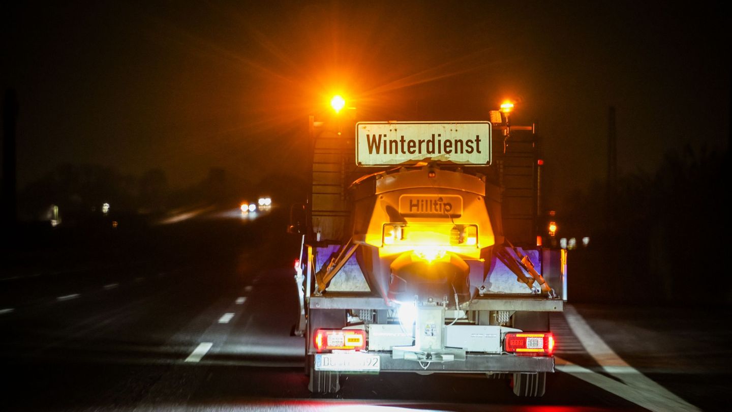Der Winterdienst in NRW bekommt in den nächsten Tagen noch einmal einiges zu tun. Foto: Christoph Reichwein/dpa