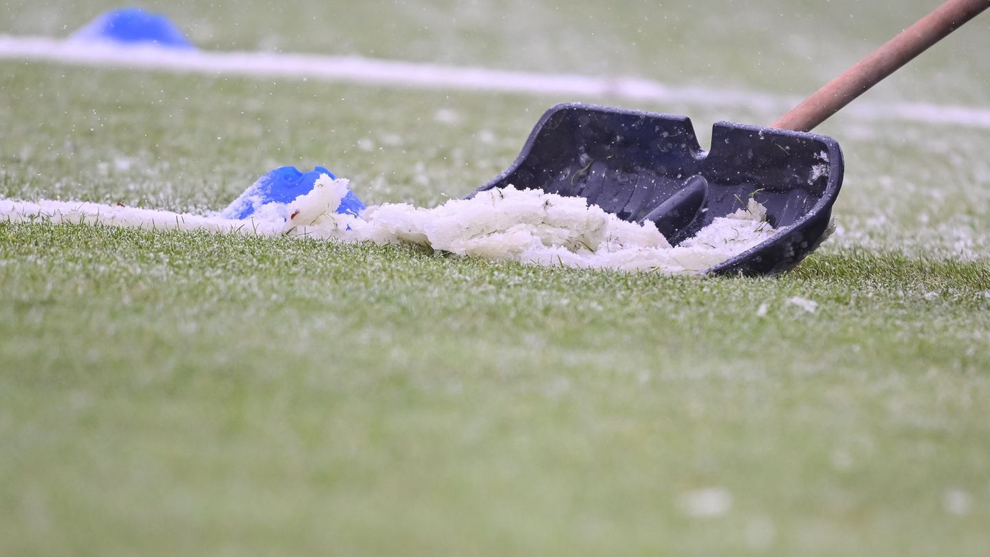 Schneeräum-Aktion auf dem Fußballfeld. (Archivbild) Foto: Harry Langer/dpa