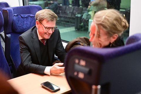 Gutgelaunt im ICE: Johann Wadephul scheint seine Reise-Hindernisse gelassen zu nehmen