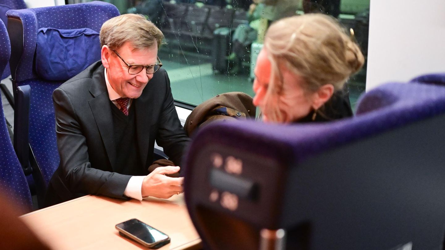 Gutgelaunt im ICE: Johann Wadephul scheint seine Reise-Hindernisse gelassen zu nehmen