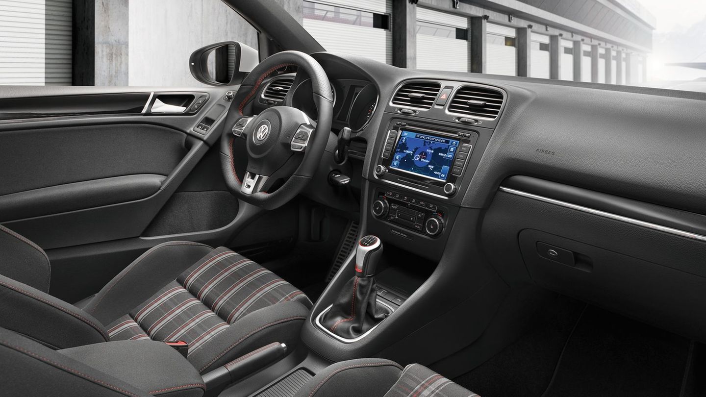 Die Stoffbezüge mit Karomuster dürfen auch im VW VI Golf GTI nicht fehlen