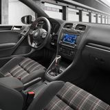 Die Stoffbezüge mit Karomuster dürfen auch im VW VI Golf GTI nicht fehlen