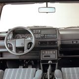 Auch im Innenraum wirkt der VW Golf II GTI moderner als der erste GTI