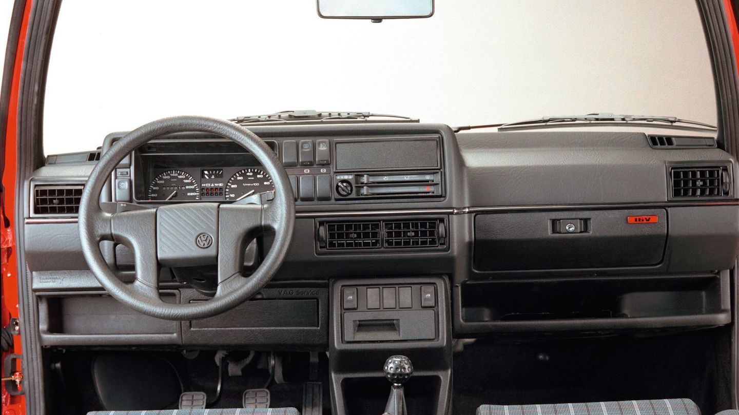 Auch im Innenraum wirkt der VW Golf II GTI moderner als der erste GTI