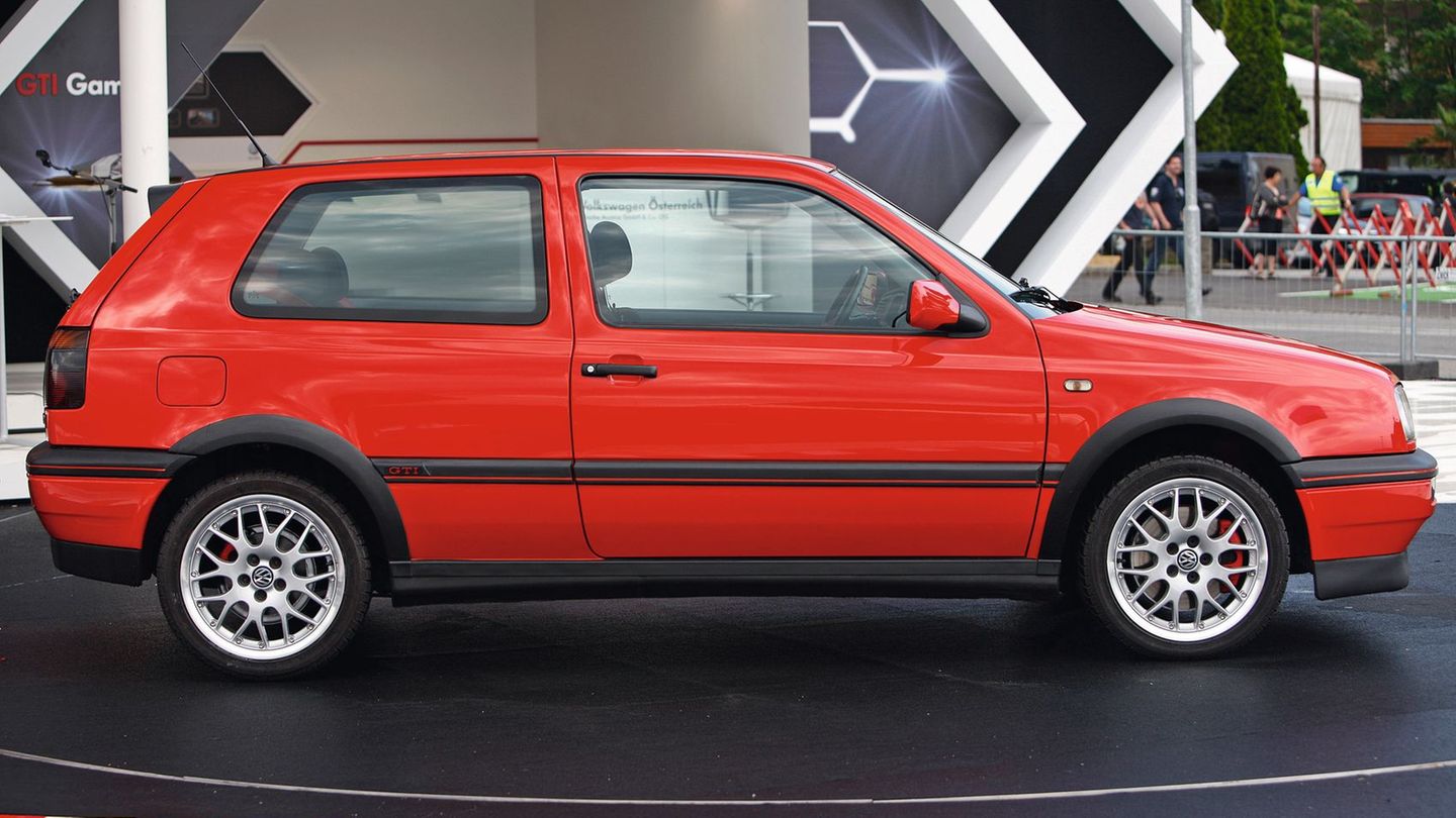 VW Golf III GTI Edition 20: Von außen sorgen 16-Zoll-Felgen mit 215/40er Reifen und rot lackierte Bremssättel für Aufsehen