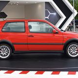 VW Golf III GTI Edition 20: Von außen sorgen 16-Zoll-Felgen mit 215/40er Reifen und rot lackierte Bremssättel für Aufsehen