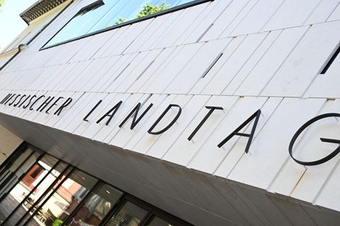 Voraussichtlich im März verabschiedet das hessische Parlament den Landeshaushalt 2026. (Archivbild) Foto: Arne Dedert/dpa