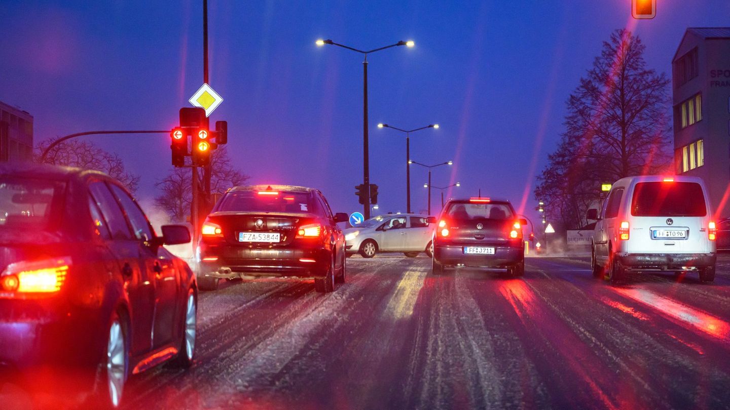 Schnee und Eis haben in Brandenburg für Probleme im Morgenverkehr gesorgt. Foto: Patrick Pleul/dpa