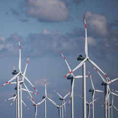 Windräder drehen sich in einem Windpark an der Nordsee