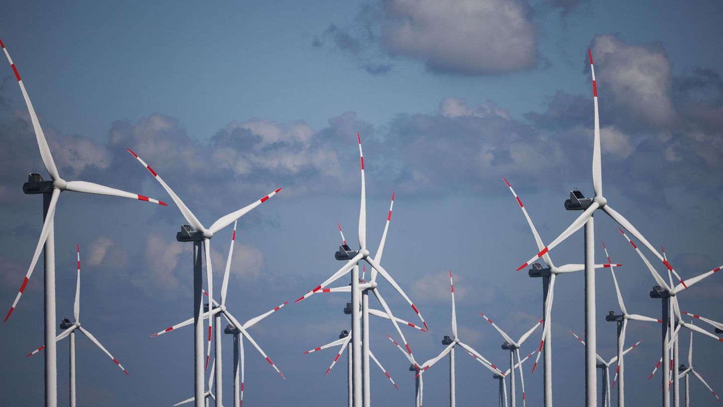 Windräder drehen sich in einem Windpark an der Nordsee