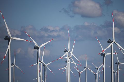 Windräder drehen sich in einem Windpark an der Nordsee