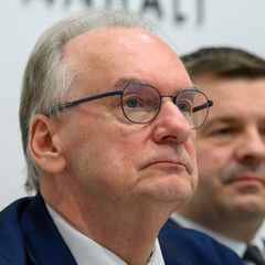 Reiner Haseloff (CDU, links) tritt zurück, Sven Schulze (CDU) soll übernehmen. (Archivbild) Foto: Klaus-Dietmar Gabbert/dpa