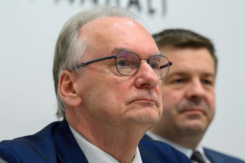 Reiner Haseloff (CDU, links) tritt zurück, Sven Schulze (CDU) soll übernehmen. (Archivbild) Foto: Klaus-Dietmar Gabbert/dpa