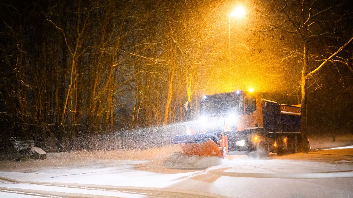 Das Winterwetter prägt den Tag in Niedersachsen. Foto: Julian Stratenschulte/dpa