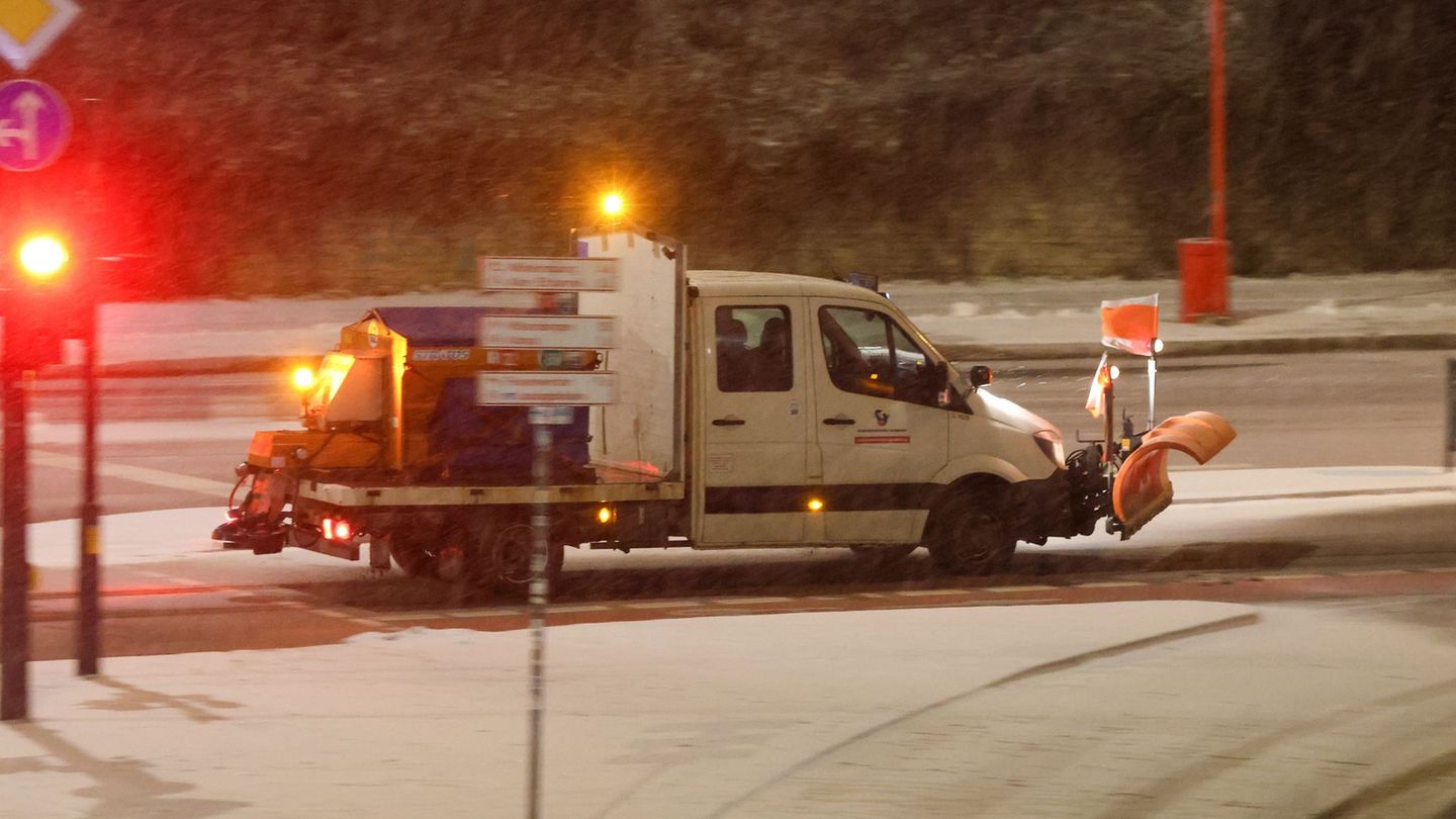 In Hamburg gab es am Morgen viel Neuschnee. Der Winterdienst hatte viel zu tun. Foto: Bodo Marks/dpa