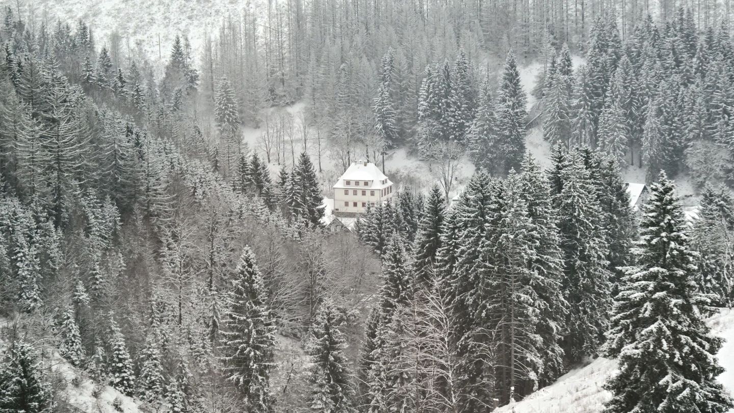 In Thüringen fiel am Montag reichlich Schnee. Teils fiel der Schulbusverkehr aus, mindestens neun Schulen im Freistaat blieben z