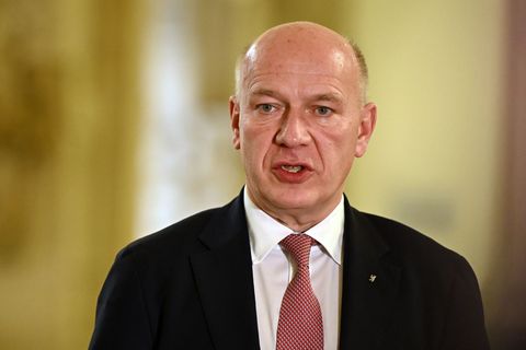 Viele Berliner blicken kritisch auf die Arbeit des Regierenden Bürgermeisters Kai Wegner. (Archivfoto) Foto: Lilli Förter/dpa