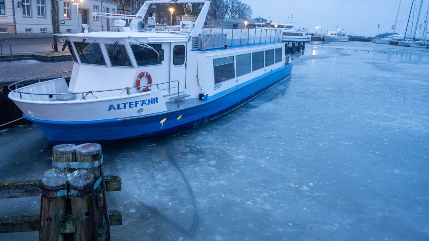 Die "Altefähr" wird auch für Seebestattungen genutzt. Aktuell sind diese wegen des Eises aber eingestellt. Foto: Stefan Sauer/dp