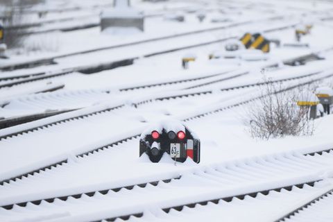 Wegen verschneiter Gleise kommt es zu Verspätungen und Ausfällen im Nahverkehr. Foto: Julian Stratenschulte/dpa