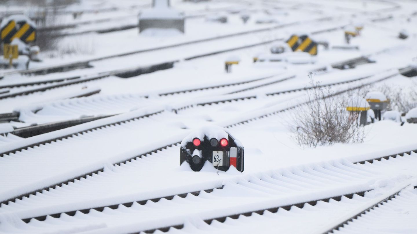Wegen verschneiter Gleise kommt es zu Verspätungen und Ausfällen im Nahverkehr. Foto: Julian Stratenschulte/dpa
