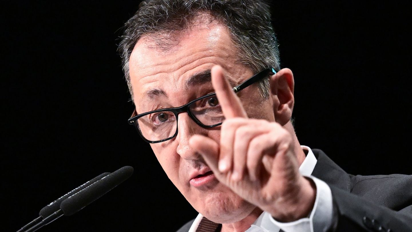 In einer Halle hat es einen sicherheitsrelevanten Vorfall gegeben. (Archivbild) Foto: Bernd Weißbrod/dpa