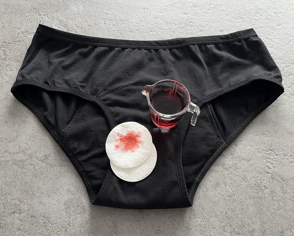 Periodenunterwäsche mit rotem Wasser