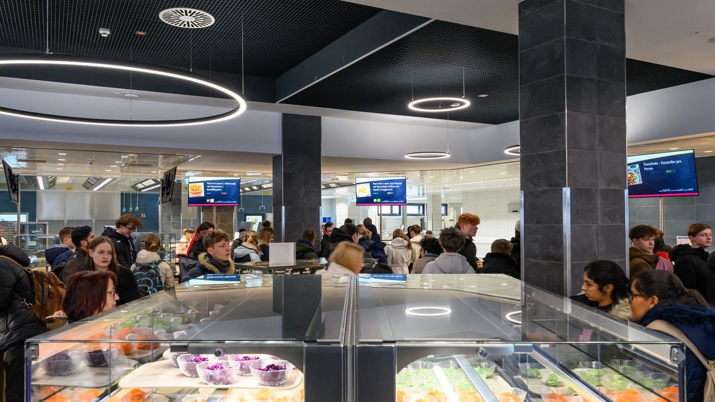 In der neuen Mensa gibt es auch vegane Angebote. Foto: Patrick Pleul/dpa