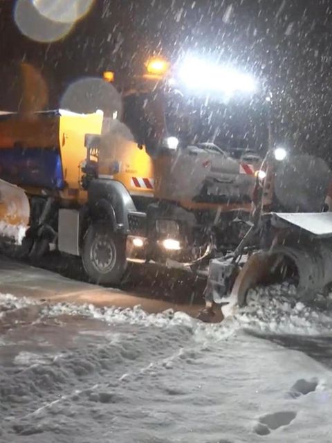Ein Räumfahrzeug auf einer verschneiten Straße in Deutschland