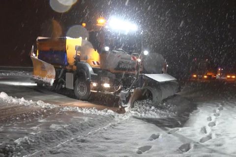 Ein Räumfahrzeug auf einer verschneiten Straße in Deutschland