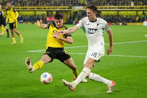 Aaron Anselmino (l) überzeugte bei seinen Auftritten im BVB-Trikot. (Archivbild) Foto: Bernd Thissen/dpa