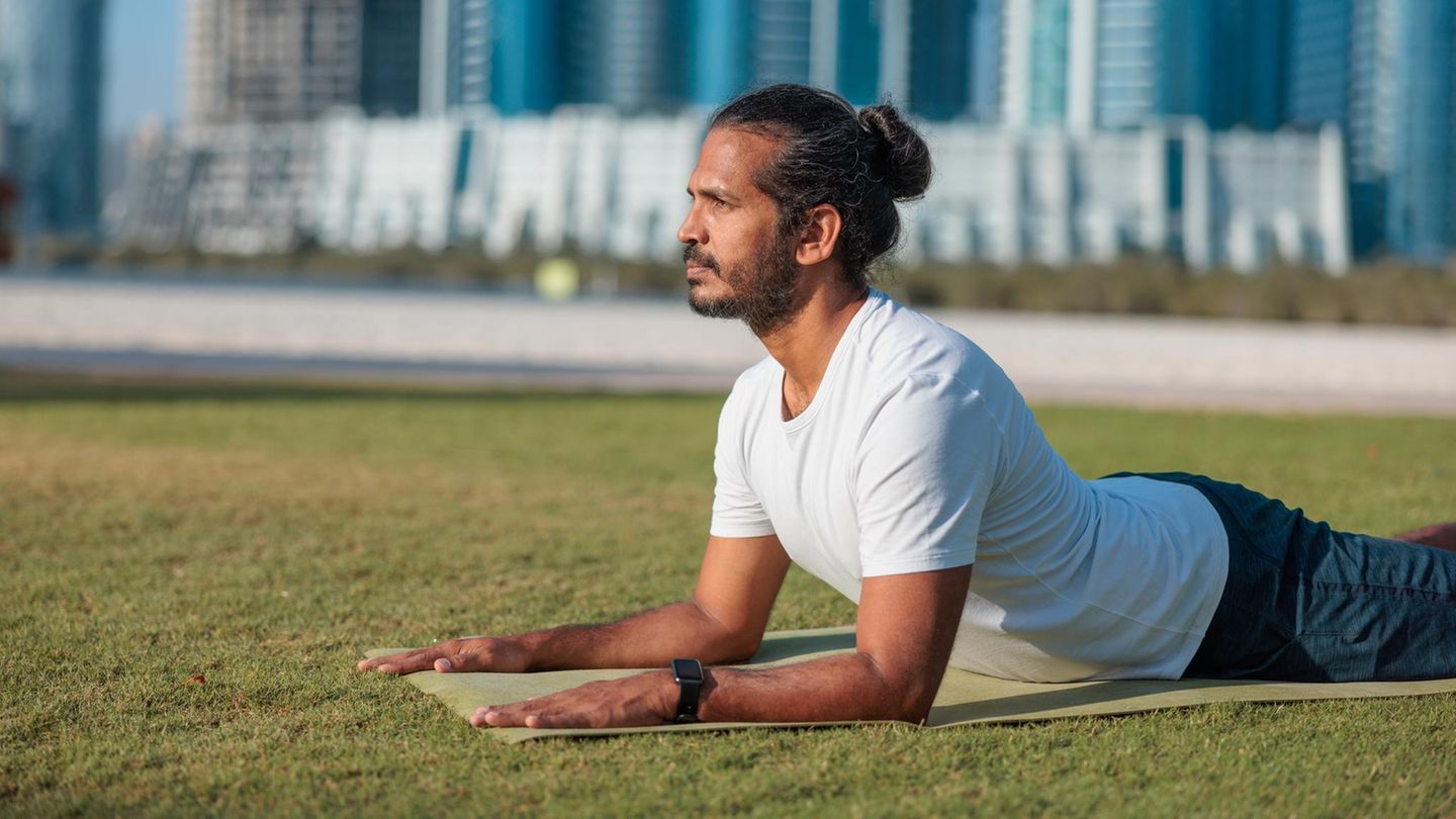 Handynacken: Yoga-Übung