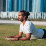 Handynacken: Yoga-Übung