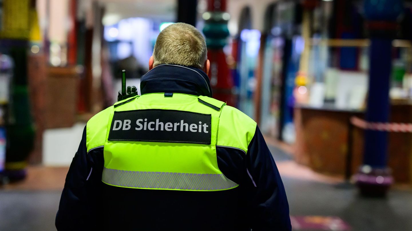 Es wird mehr Personal auf Streife geschickt. (Symbolbild) Foto: Philipp Schulze/dpa