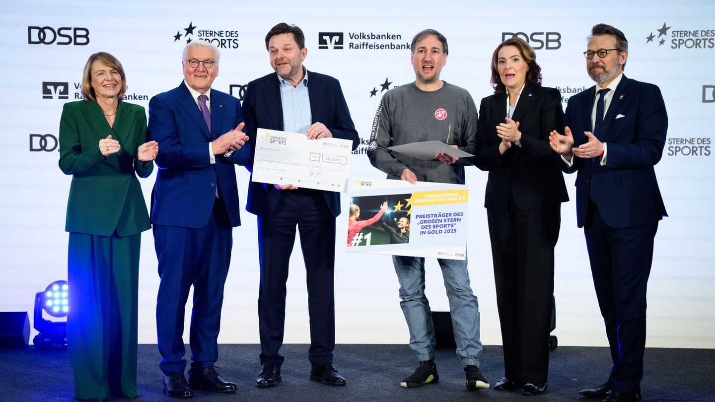Bundespräsident Frank-Walter Steinmeier (2.v.l.) ehrt den Sterne-Sieger Turngemeinde Herford. Foto: Bernd von Jutrczenka/dpa