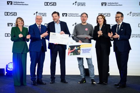 Bundespräsident Frank-Walter Steinmeier (2.v.l.) ehrt den Sterne-Sieger Turngemeinde Herford. Foto: Bernd von Jutrczenka/dpa