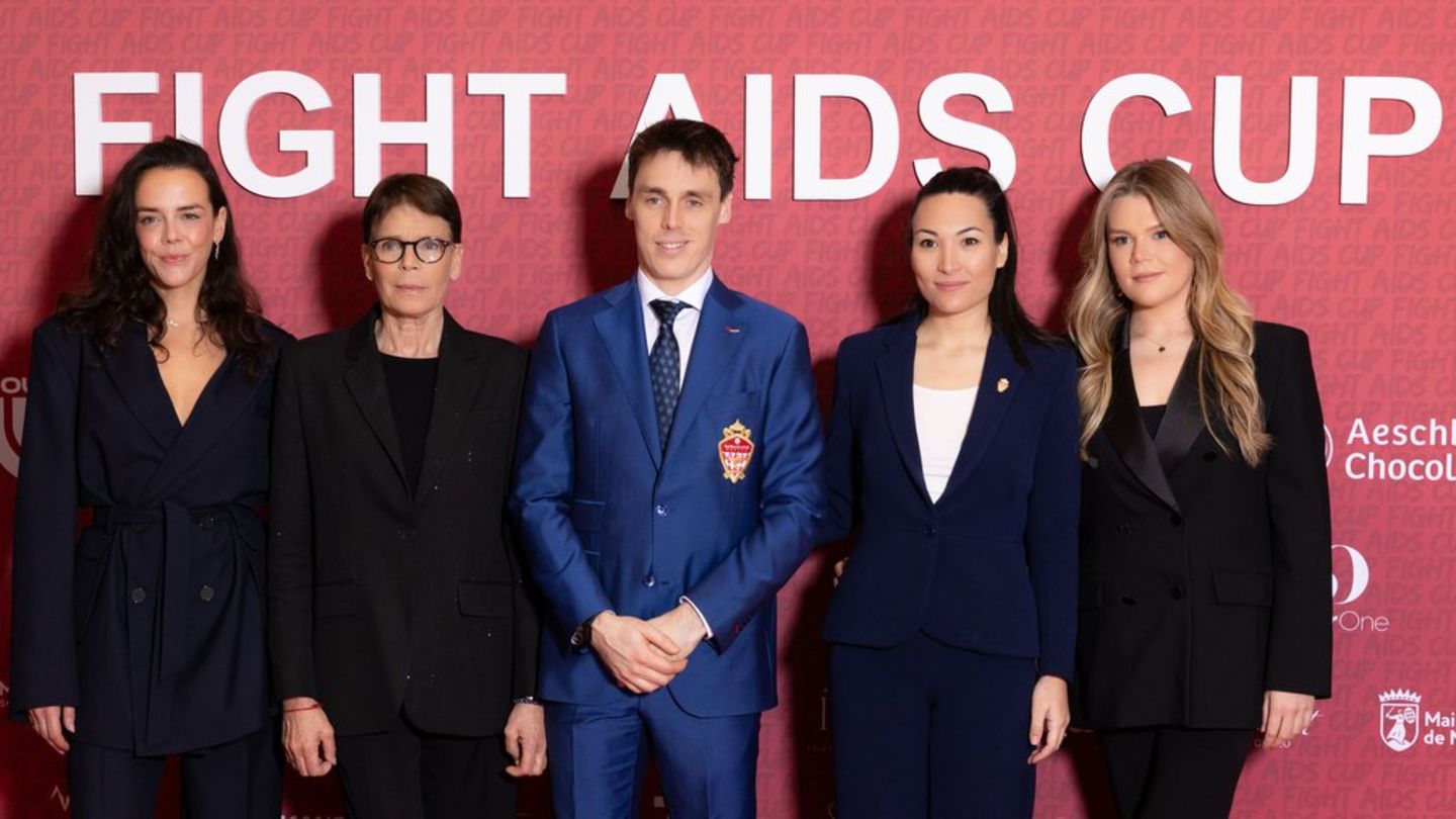 Pauline Ducruet (v.l.), Prinzessin Stéphanie, Louis und Marie Ducruet sowie Camille Gottlieb besuchten nach dem Benefiz-Fußbal