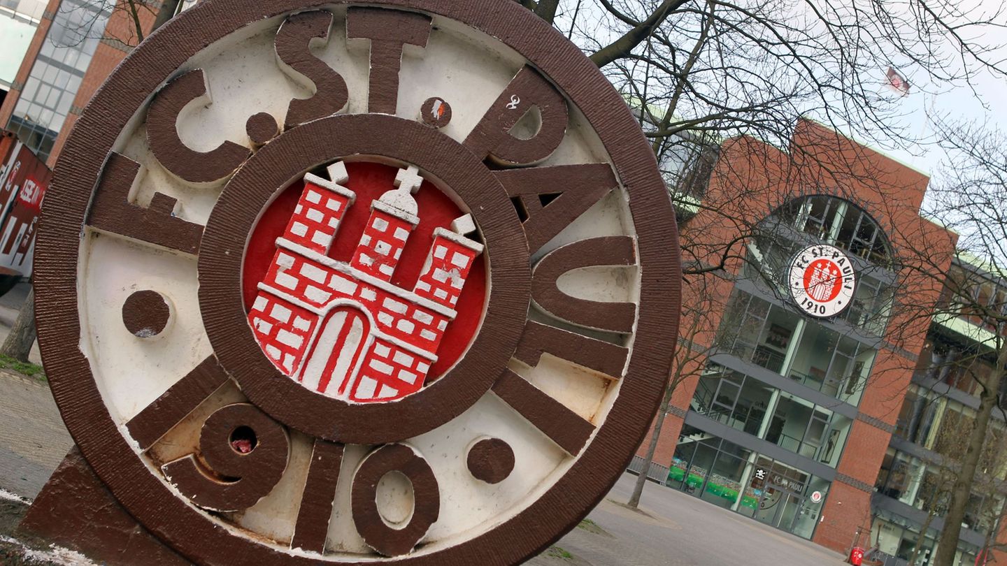 Das Logo des FC St. Pauli vor dem Millerntor-Stadion. (Archivbild) Foto: picture alliance / dpa