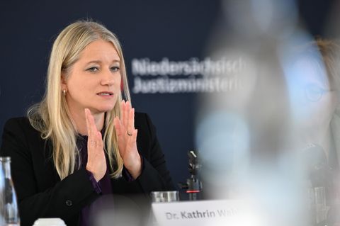 Niedersachsens Justizministerin Kathrin Wahlmann (SPD) tritt für ein Verbot von Voyeuraufnahmen ein. (Archivbild) Foto: Shireen