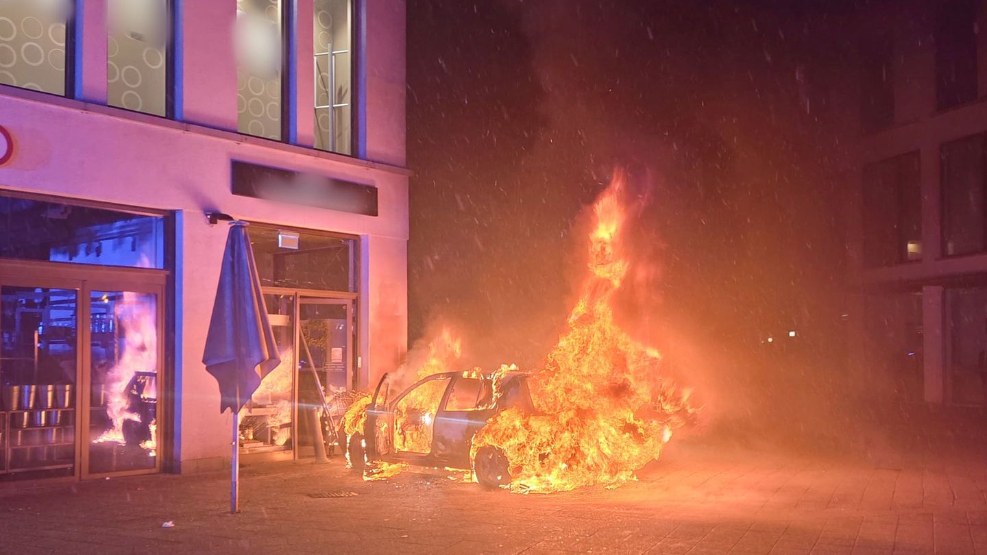 Der Wagen ging in Flammen auf. Foto: Marco Schweiger/Feuerwehr Detmold/dpa