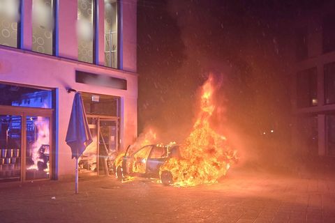 Der Wagen ging in Flammen auf. Foto: Marco Schweiger/Feuerwehr Detmold/dpa