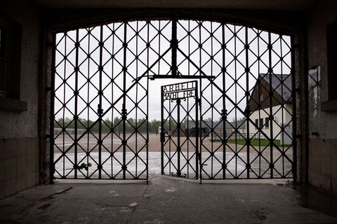 An den Orten des Grauens während des Nationalsozialismus wie hier in Dachau wurden Gedenkstätten errichtet. (Archivbild) Foto: S