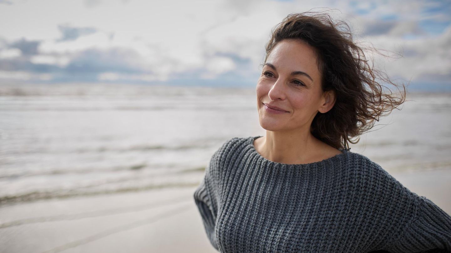 Menopause: eine Frau am Meer