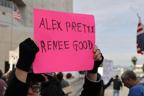 Ein Demonstrant hält ein Schild während der Demonstrationen in Minneapolis