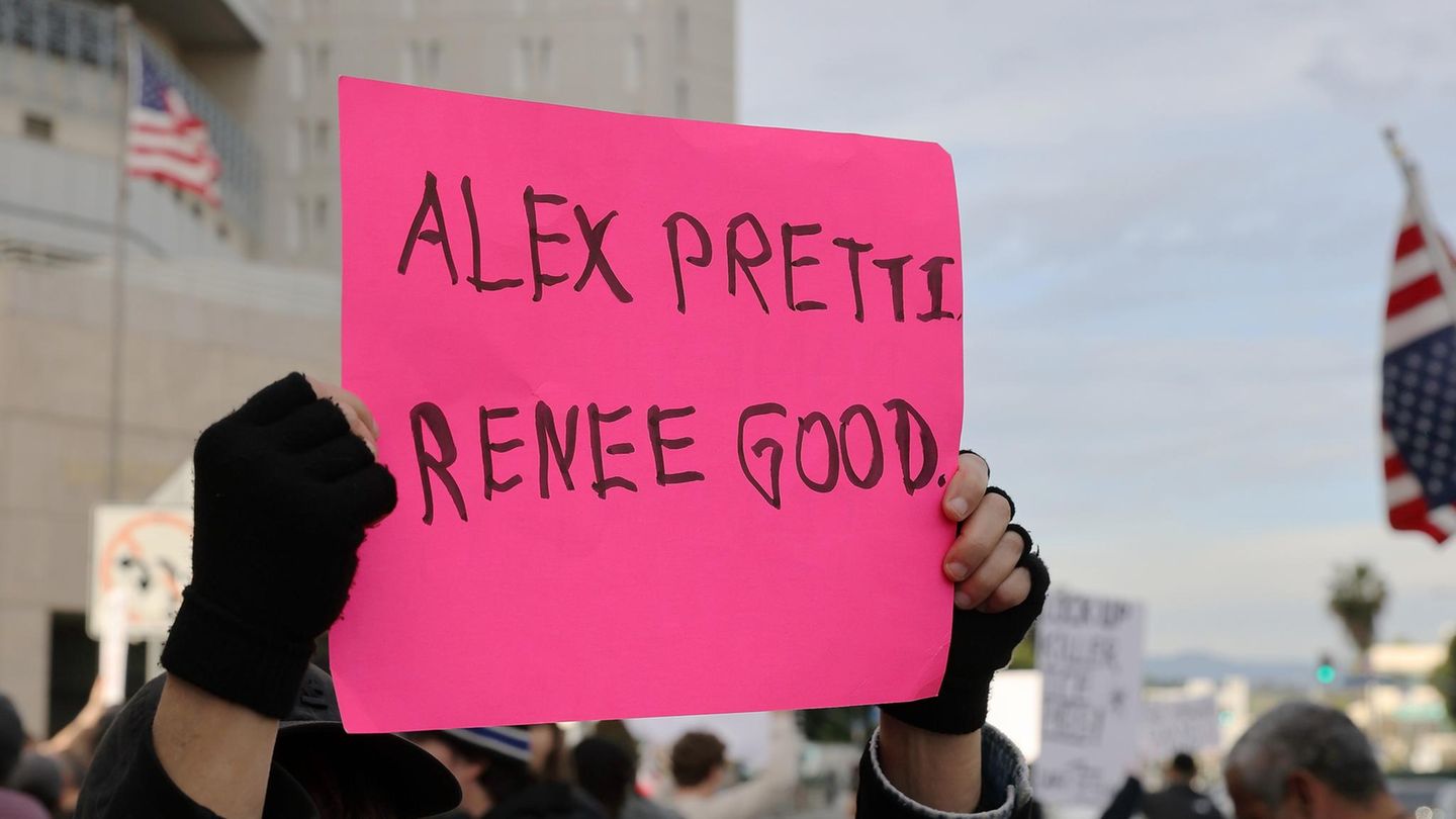 Ein Demonstrant hält ein Schild während der Demonstrationen in Minneapolis