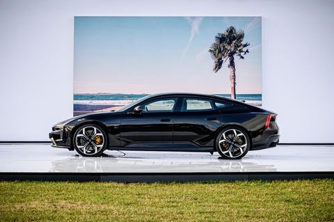 Elektroauto vor Leinwand