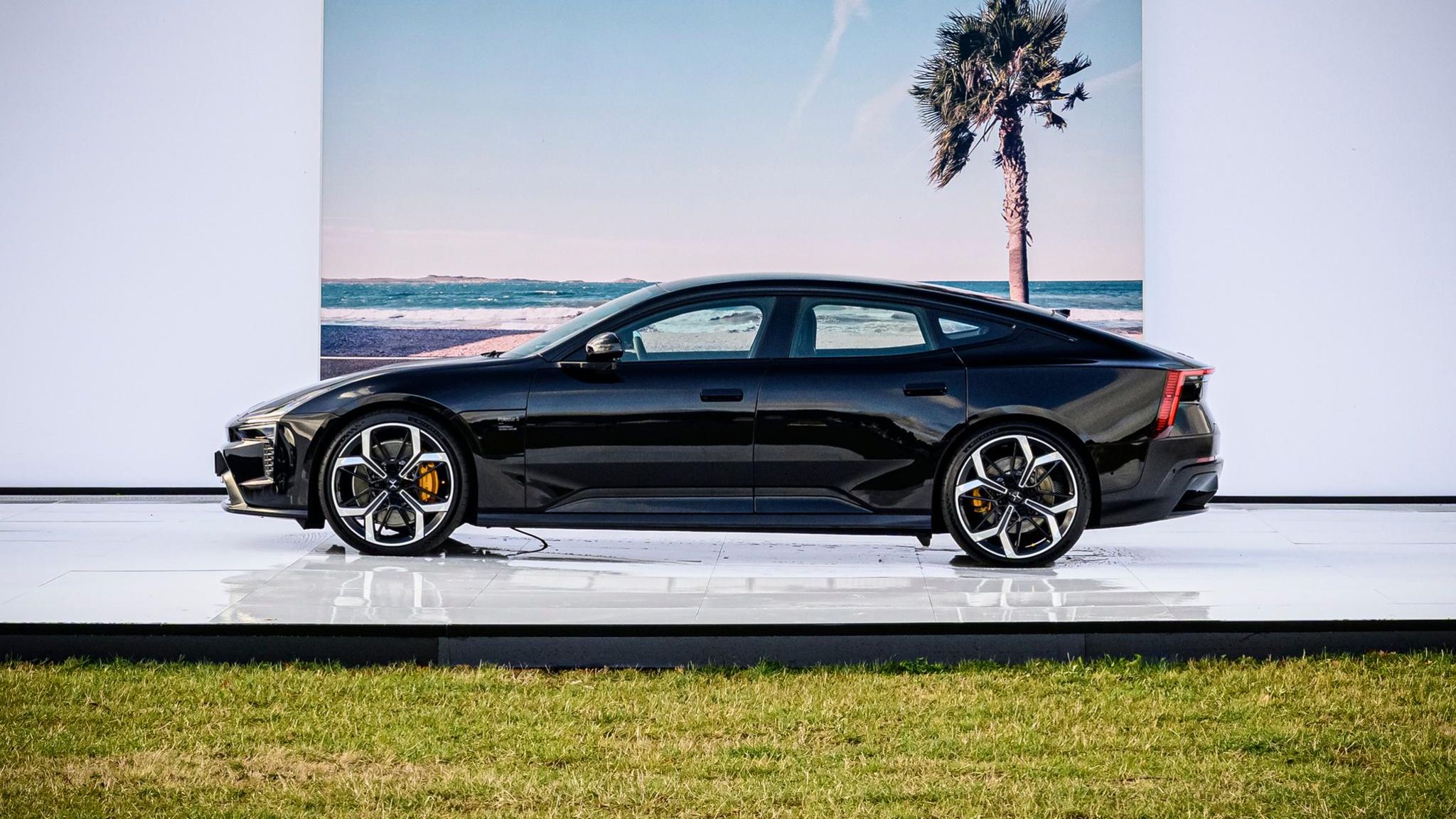 Elektroauto vor Leinwand